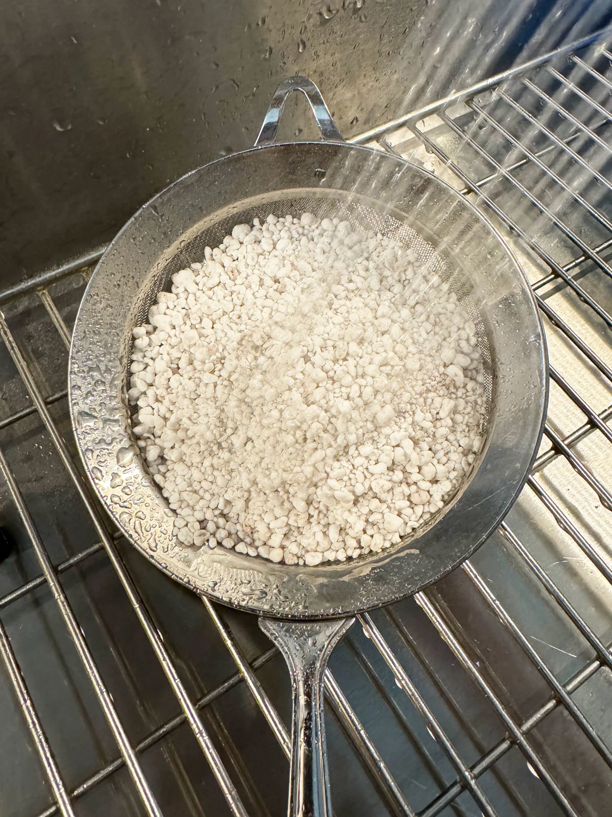rinsing-perlite-for-self-watering-pots